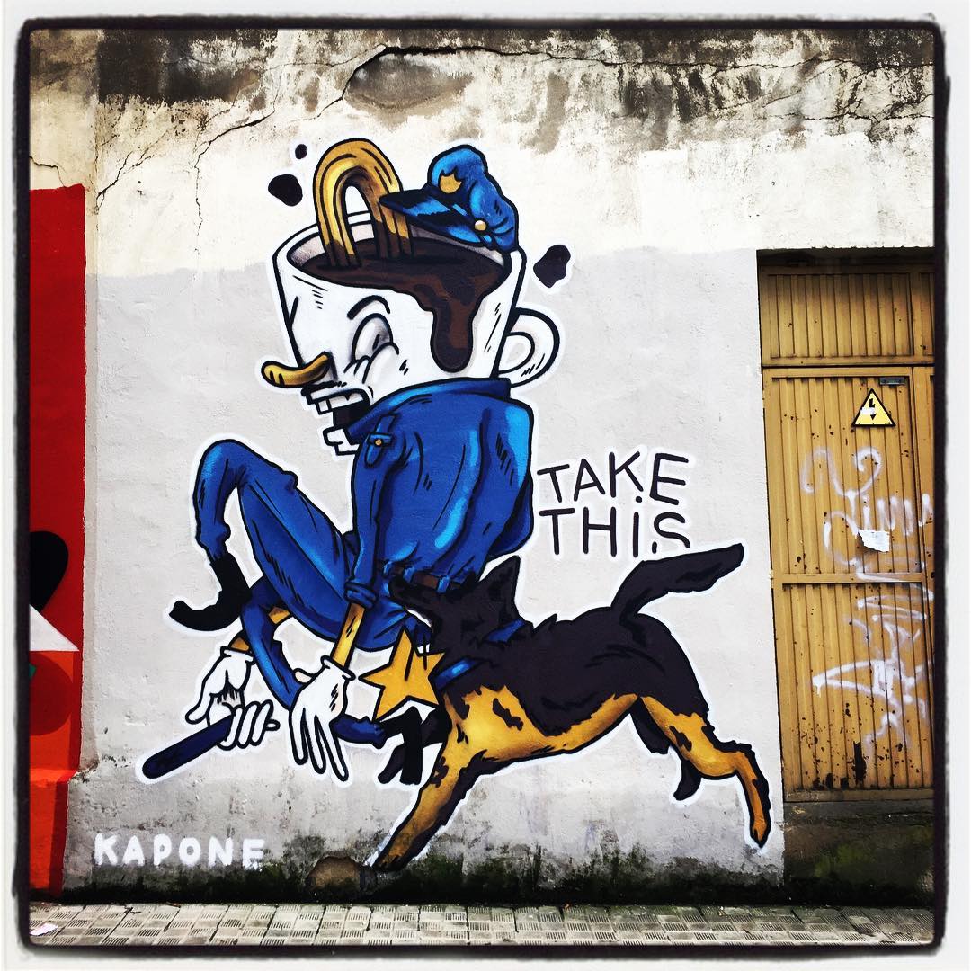 Kapone, uno de los artistas urbanos más prolíficos de Vitoria, se caracteriza por sus curiosos y llamativos personajes, todo un compendio de objetos, seres humanos, animales y referencias de la cultura popular. Aquí nos ha brindado a este perro en plena acción.
