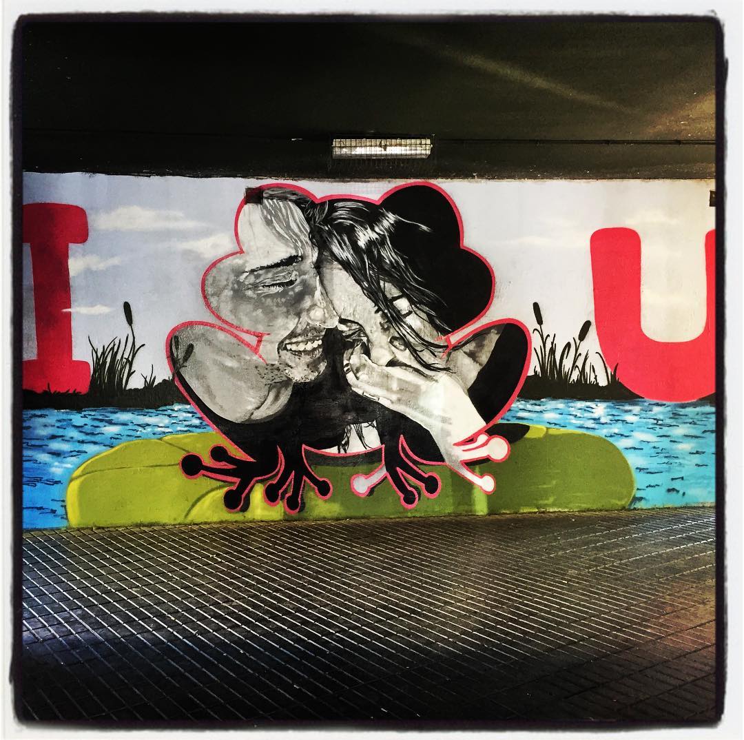 Los soportales del barrio de Aranbizkarra deparan cientos de sorpresas en forma de grafitis y murales. Aquí se intuye la silueta de un sapo -¿o quizá es una rana?- que acoge a una pareja de enamorados.