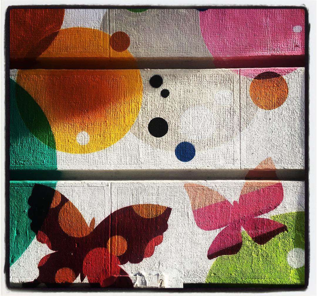 Estas coloridas mariposas mueven sus alas en esta pared de una fotocopistería situada en la avenida Santiago.