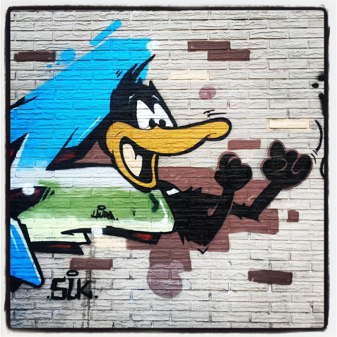 El Pato Lucas, que forma parte de la galería de personajes animados de los Looney Tunes', también se deja ver por los muros de la capital alavesa. Está en el patio interior que conecta la calle Rioja con el puente de San Cristóbal.