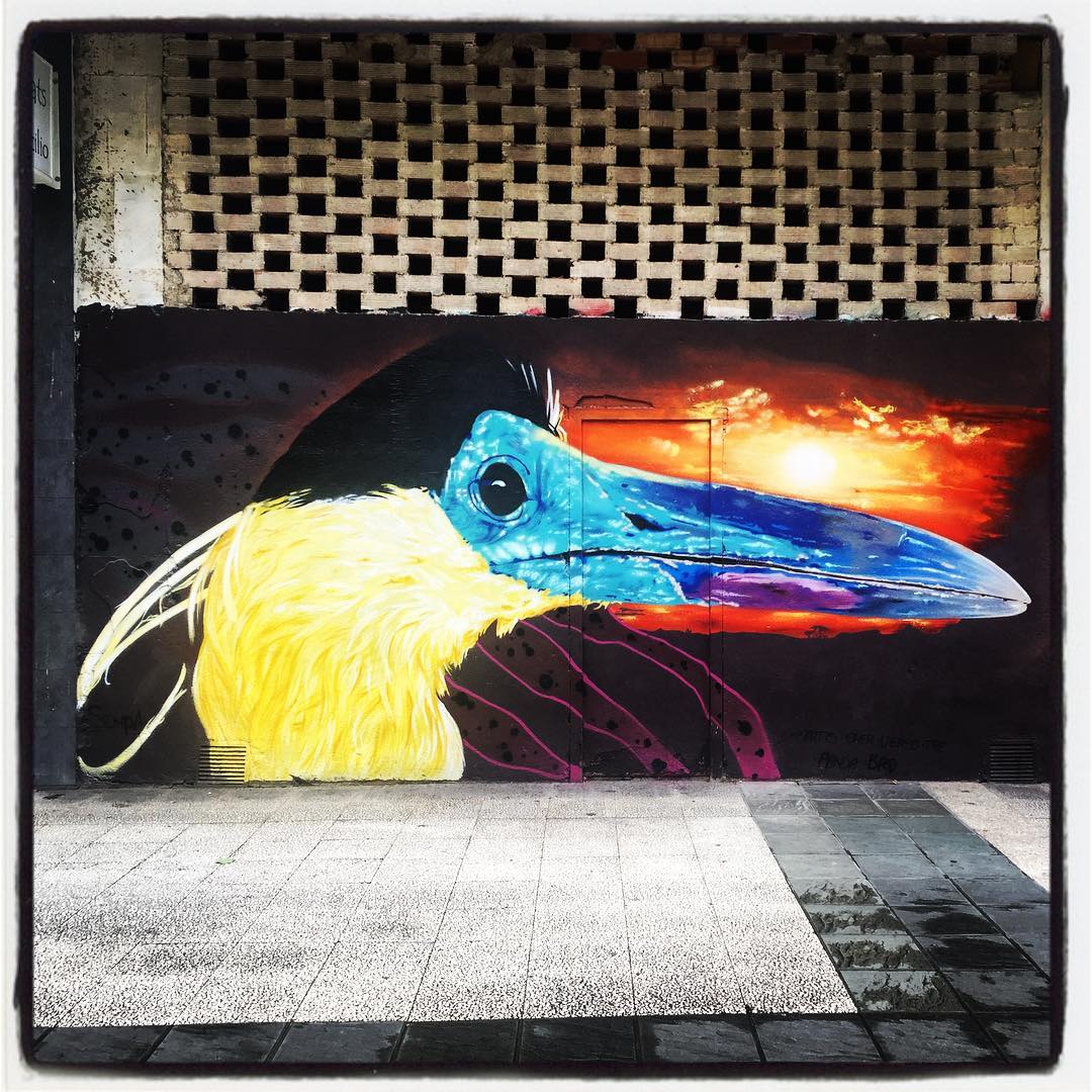 Este imponente animal está pintado, mostrando su perfil y su enorme pico, en la parte baja de una fachada situada en la calle Pedro Orbea, cerca de Jesús Obrero.