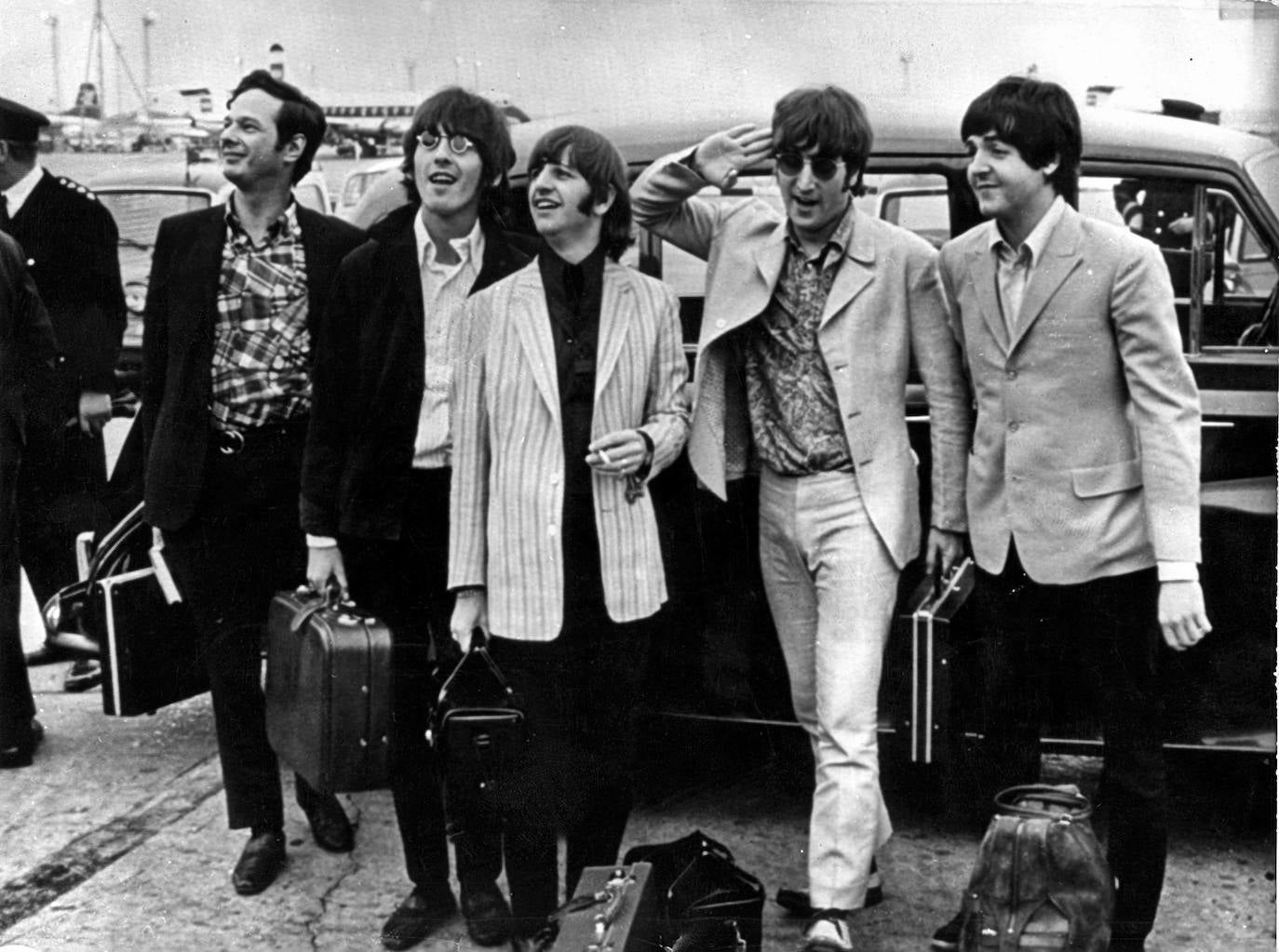 George Harrison (2 i), Ringo Starr (3 i), John Lennon (2 d) y Paul McCartney (d), componentes de "Los Beatles" posan con su manager, Brian Epstein, el descubridor del grupo.