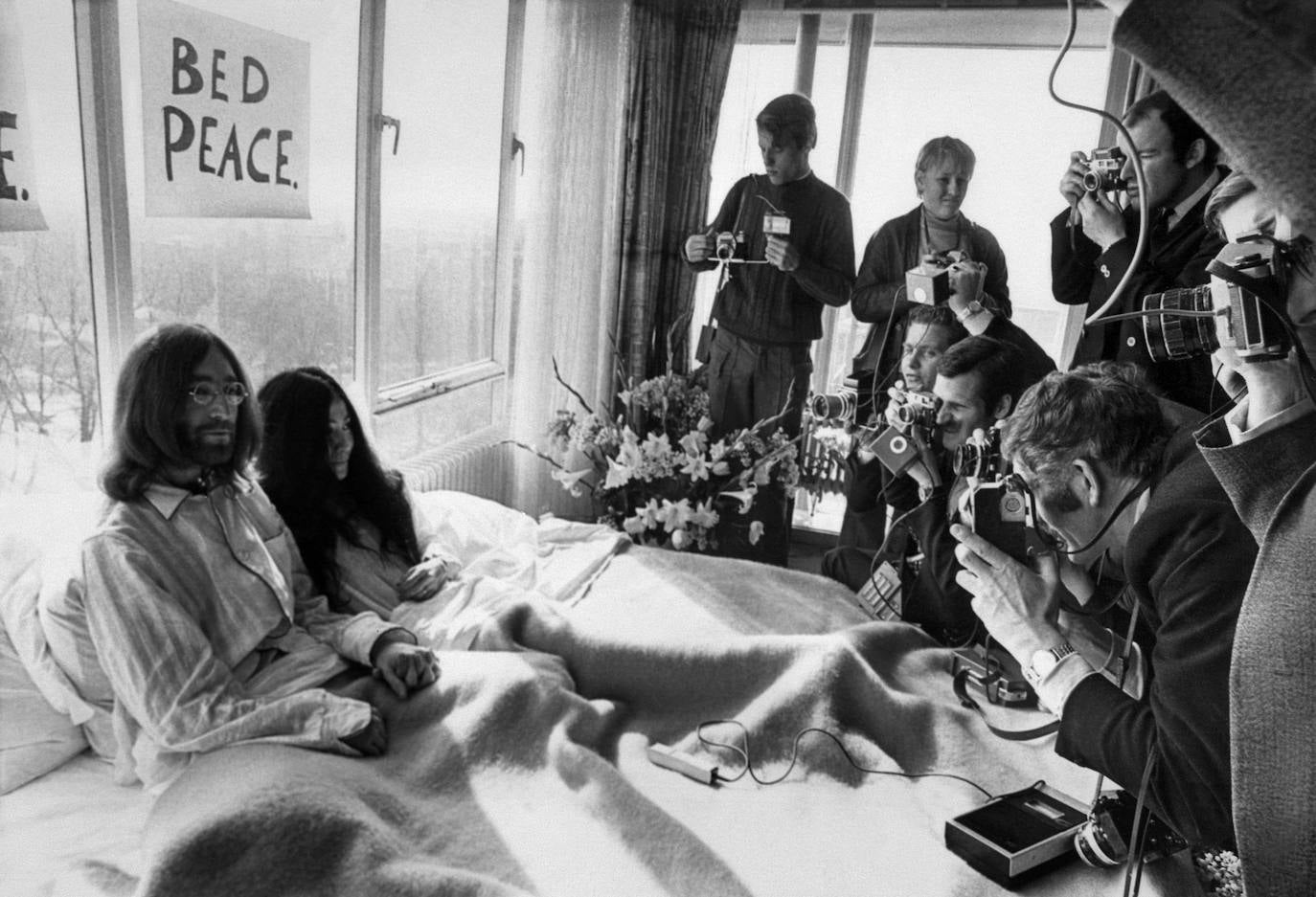 John Lennon y Yoko Ono posan ante los fotógrafos en la cama de un hotel de Nueva York, en un acto reivindicativo por la paz mundial en 1969.