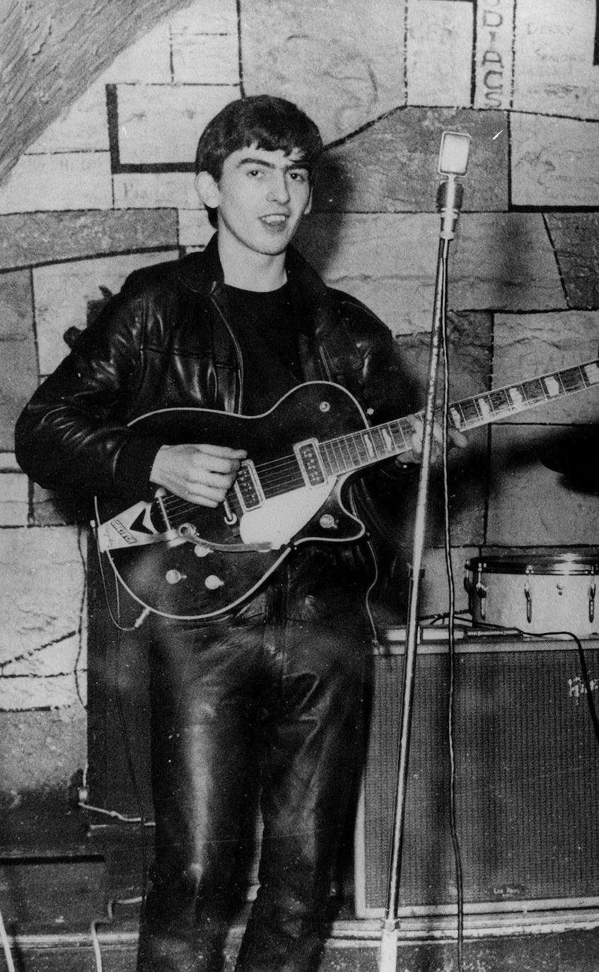 George Harrison actuando en el Cavern Club en Liverpool en 1961.