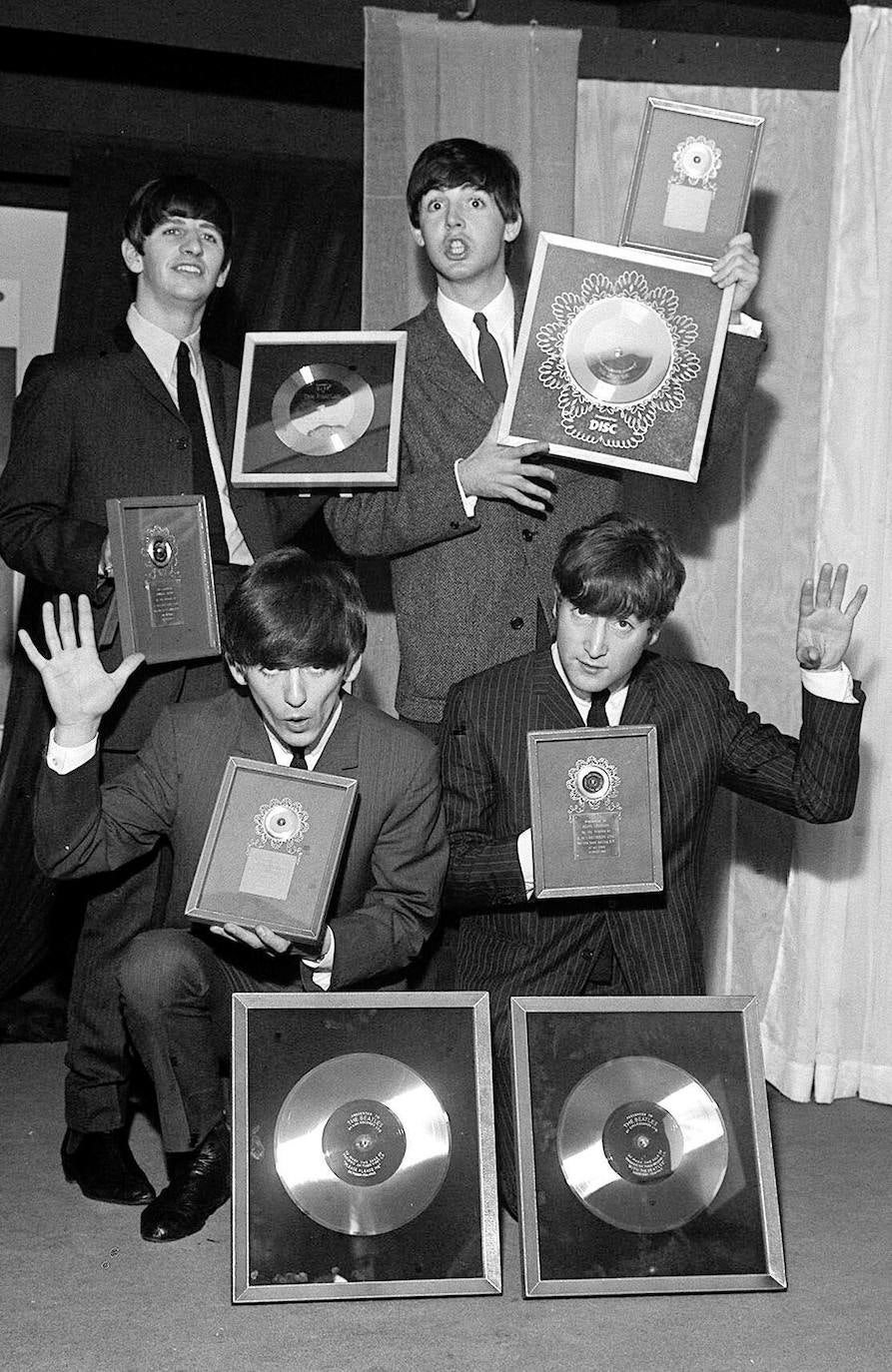 The Beatles posan en 1963 con varios de sus discos de platino.