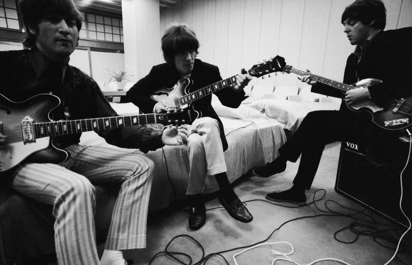 John Lennon, George Harrison y Paul McCartney ensayan momentos antes de su actuación en el Nippon Budokan de Tokio, en 1966.