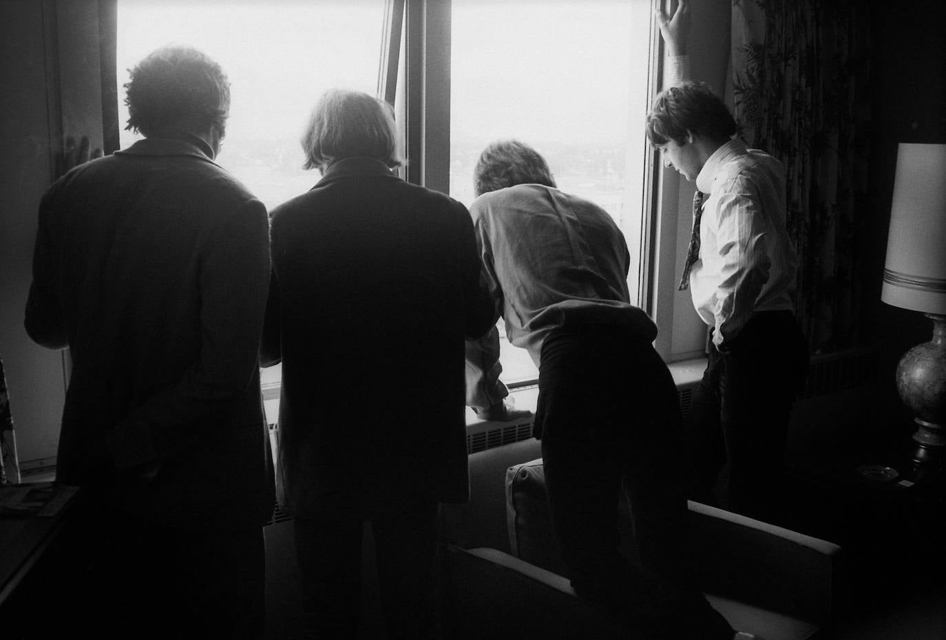 John, Ringo, George y Paul admiran el horizonte de Tokio desde su suite presidencial en el Tokyo Hilton, durante la gira asiática de los Beatles, en junio de 1966.