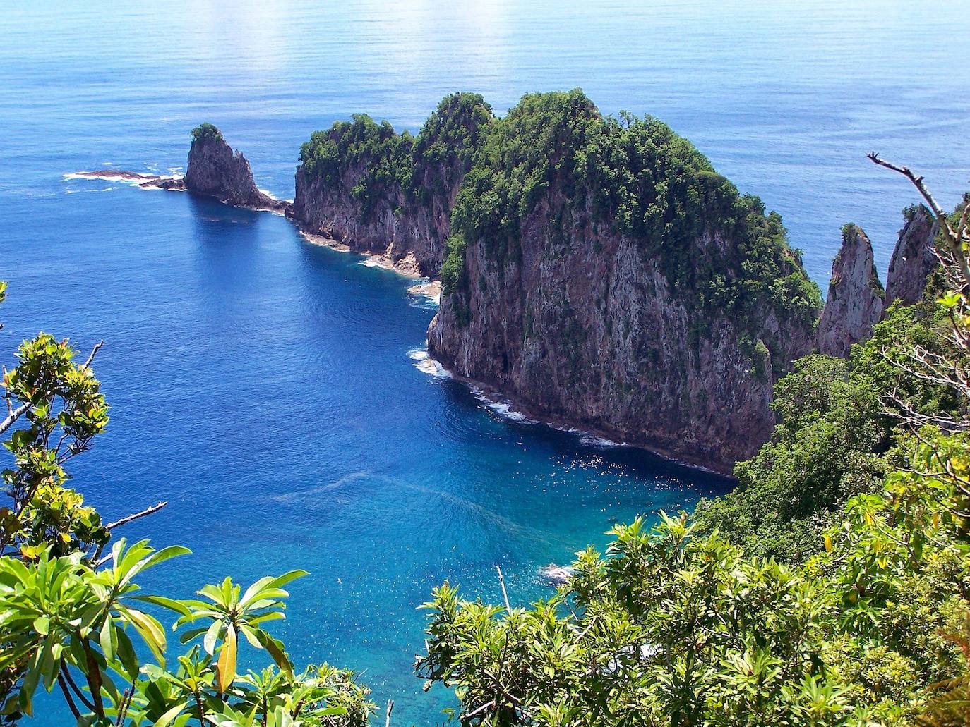 Samoa | Es un país que abarca el grupo más occidental del archipiélago de Samoa, en la Polinesia. Muchas de sus islas tienen playas bordeadas de arrecifes e interiores escabrosos cubiertos de bosques tropicales con desfiladeros y cascadas. 