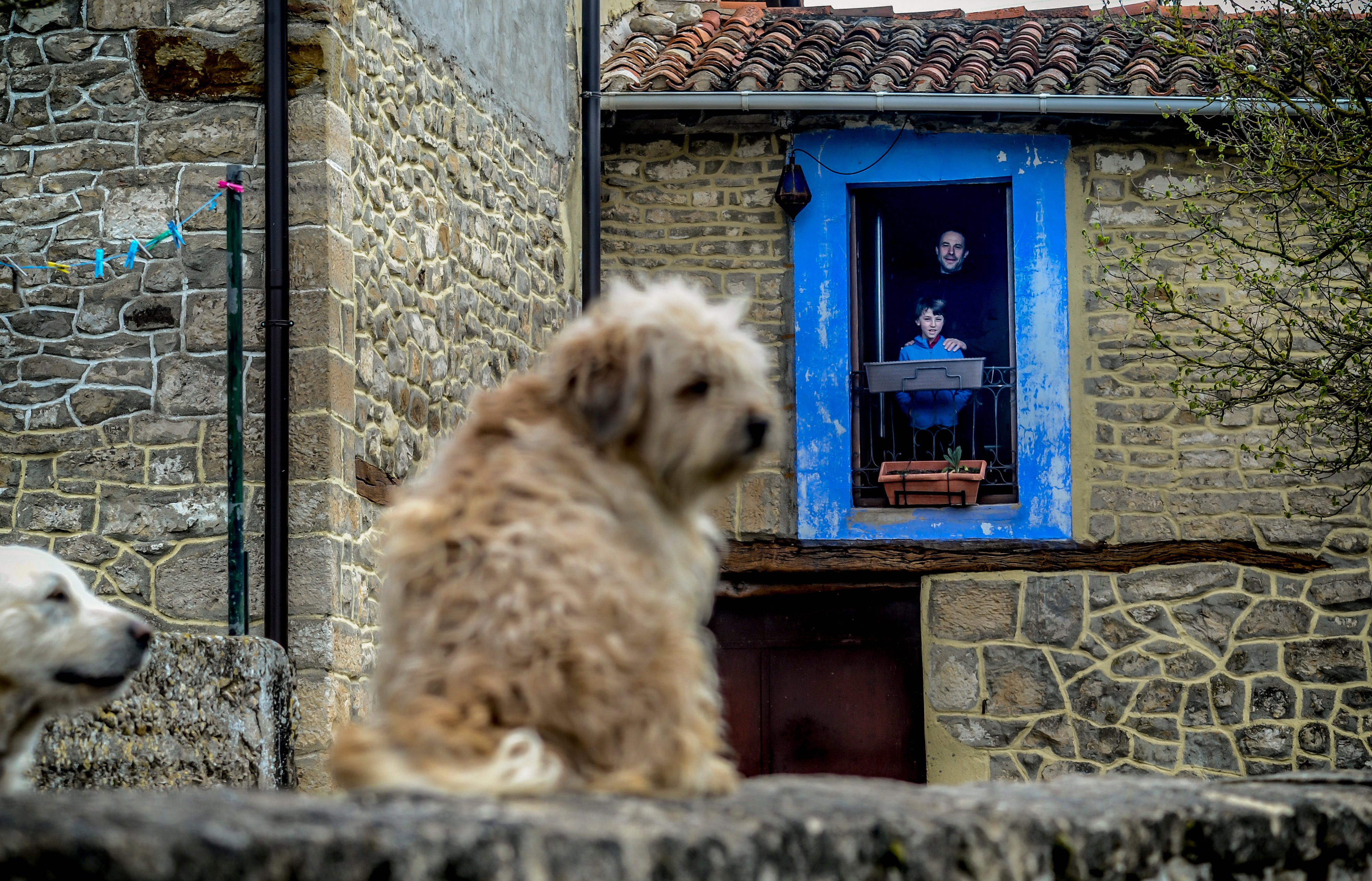 Unai Blanco saluda desde su ventana en Gurendes. Hace más de dos semanas que no tiene que acudir a trabajar a la cantera de Laminoria por los dos positivos que se dieron entre sus compañeros.