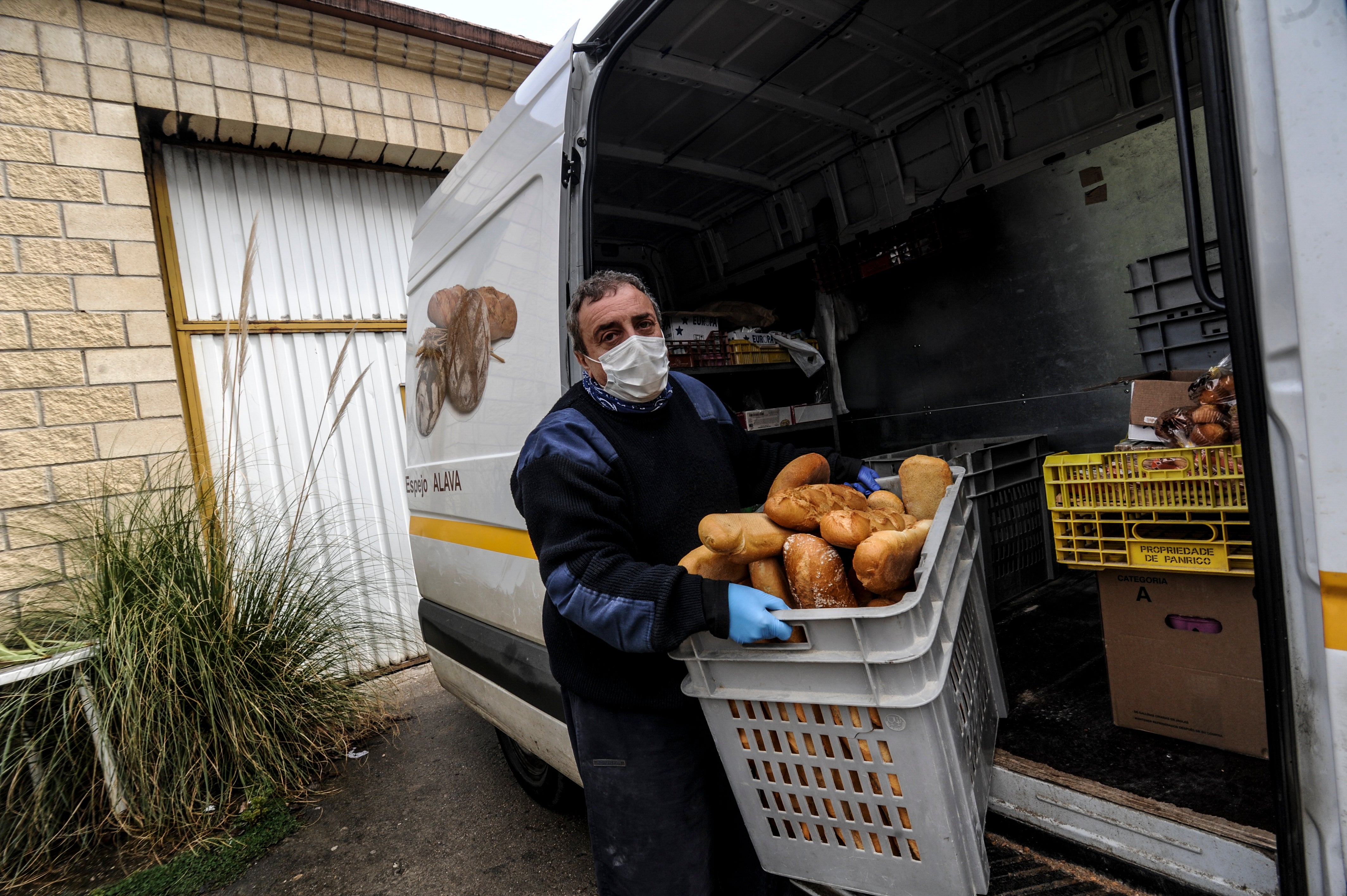 Ángel María Andújar recorre cada día 200 kilómetros para proveer de pan a cientos de vecinos de Espejo, Bóveda y otras localidades cercanas. «No ha sido el mejor día de venta», lamenta