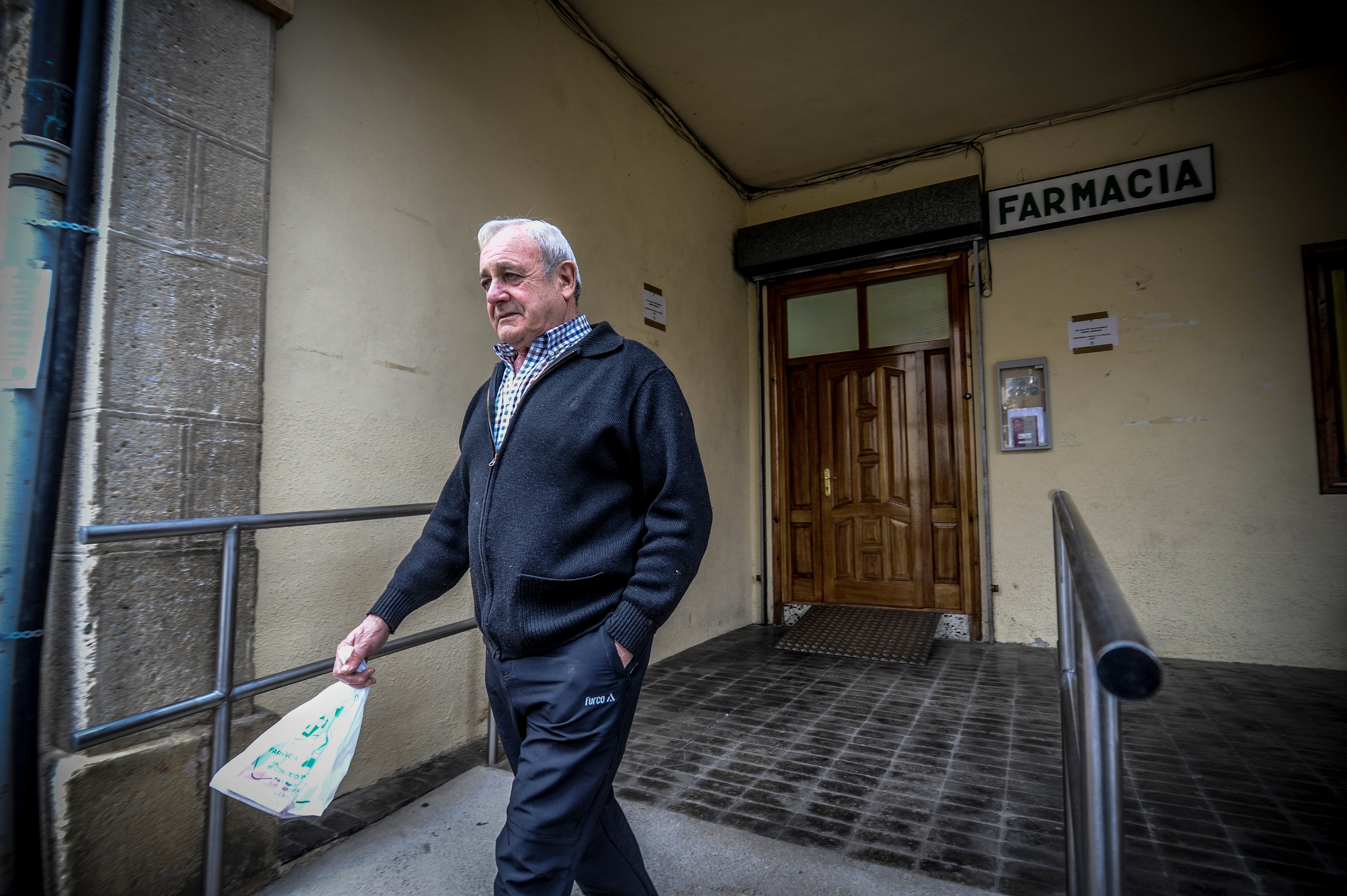 Manuel Pérez de Cárcamo regresa de la farmacia, situada a 50 metros de su casa en Salinas.