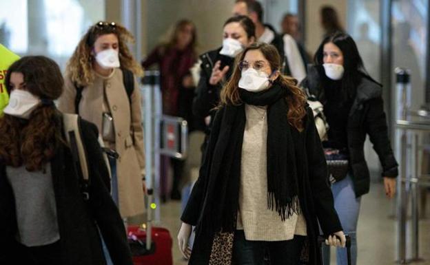 Un hombre protegido con una mascarilla viaja en un autobús urbano