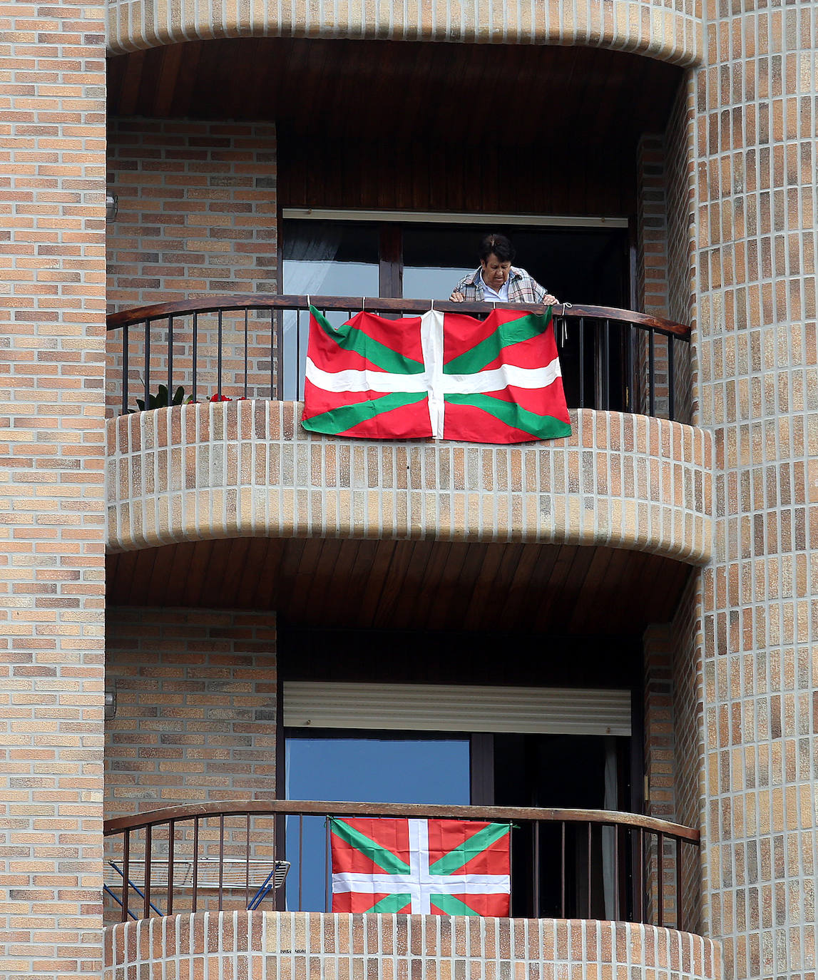 Varios balcones de un edificio con la ikurriña