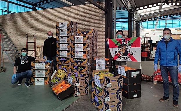 La cuadrilla de blusas Gasteizko Margolariak se ha propuesto donar 500 kilos de plátanos en varias tandas a sanitarios y policías.