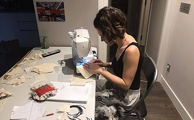 Naroa Madinabeitia cose mascarillas en su casa