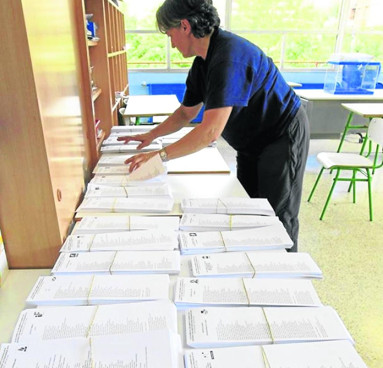 Un colegio electoral vasco, preparando para abrir sus puertas en los comicios municiipales del pasado junio.