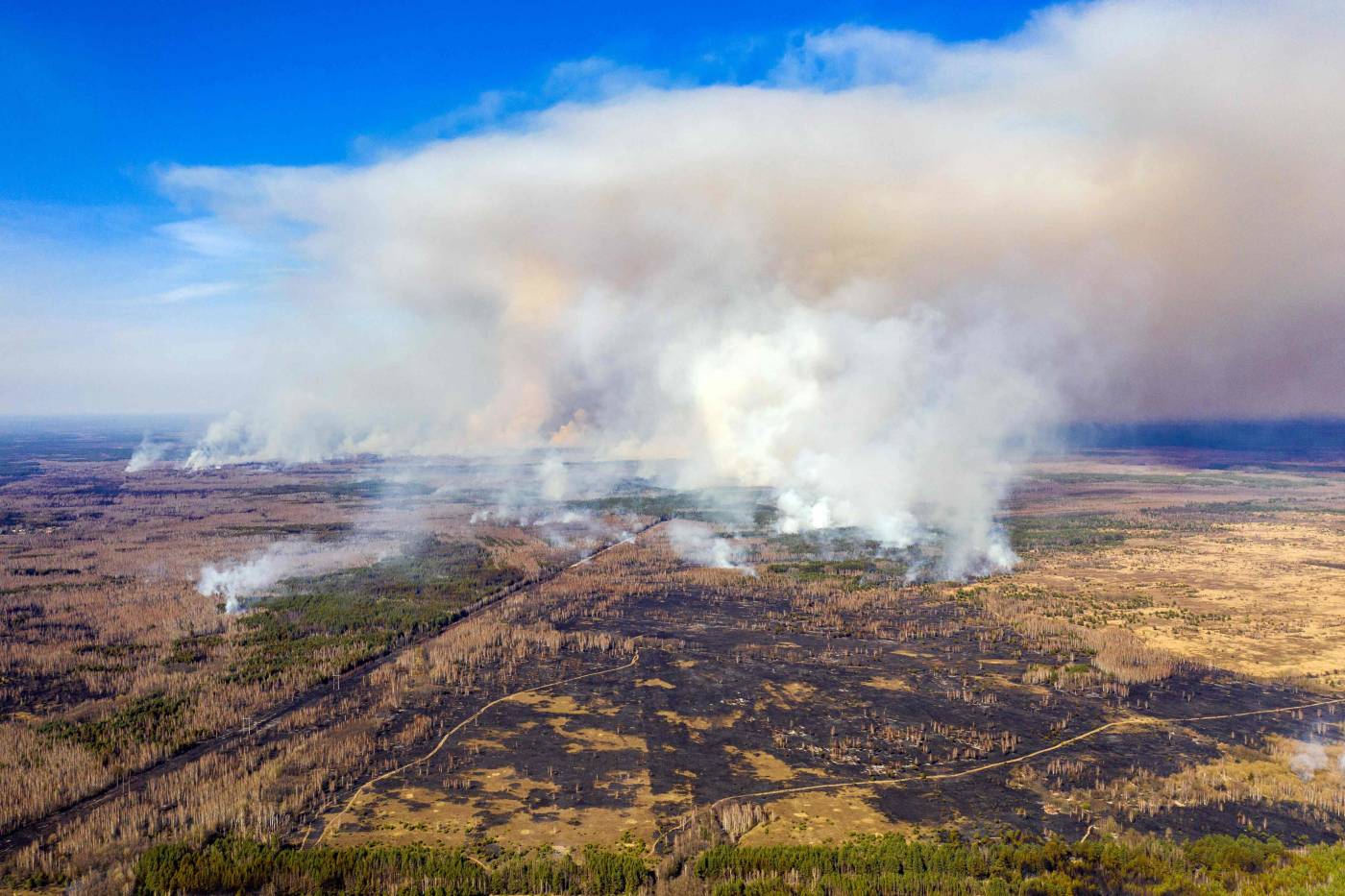 Fotografía aérea muestra un incendio forestal que arde en una zona de exclusión de Chernobyl de 30 kilómetros (19 millas) en Ucrania, no lejos de la central nuclear. - Unos 400 bomberos combaten un incendio que estalló el 4 de abril de 2020 en la zona boscosa alrededor del reactor en ruinas de Chernobyl que explotó en 1986 en el peor accidente nuclear del mundo.