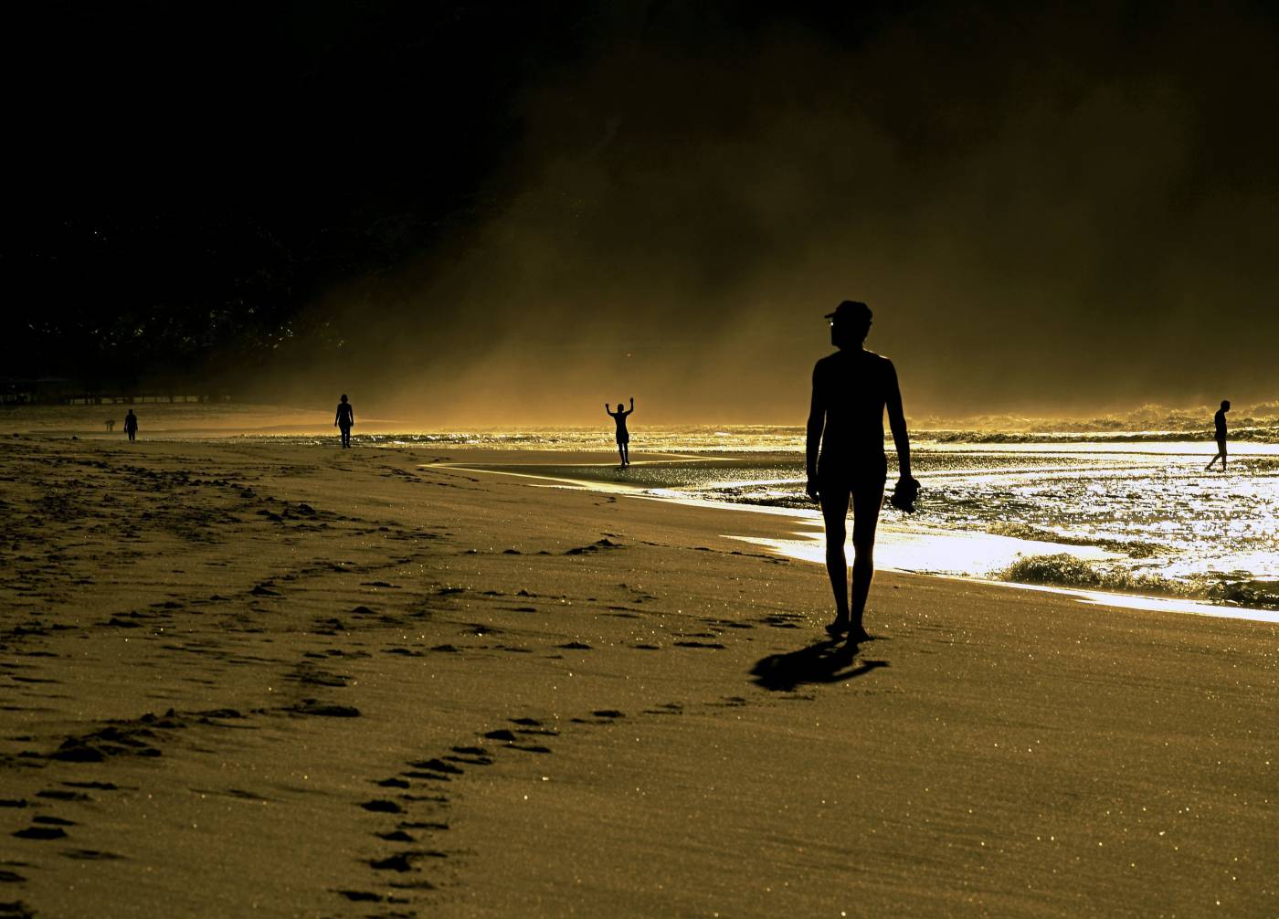 Bañistas mantienen el distanciamiento social mientras disfrutan de la playa de Copacabana, en Río de Janeiro, Brasil, durante la pandemia de coronavirus COVID-19.