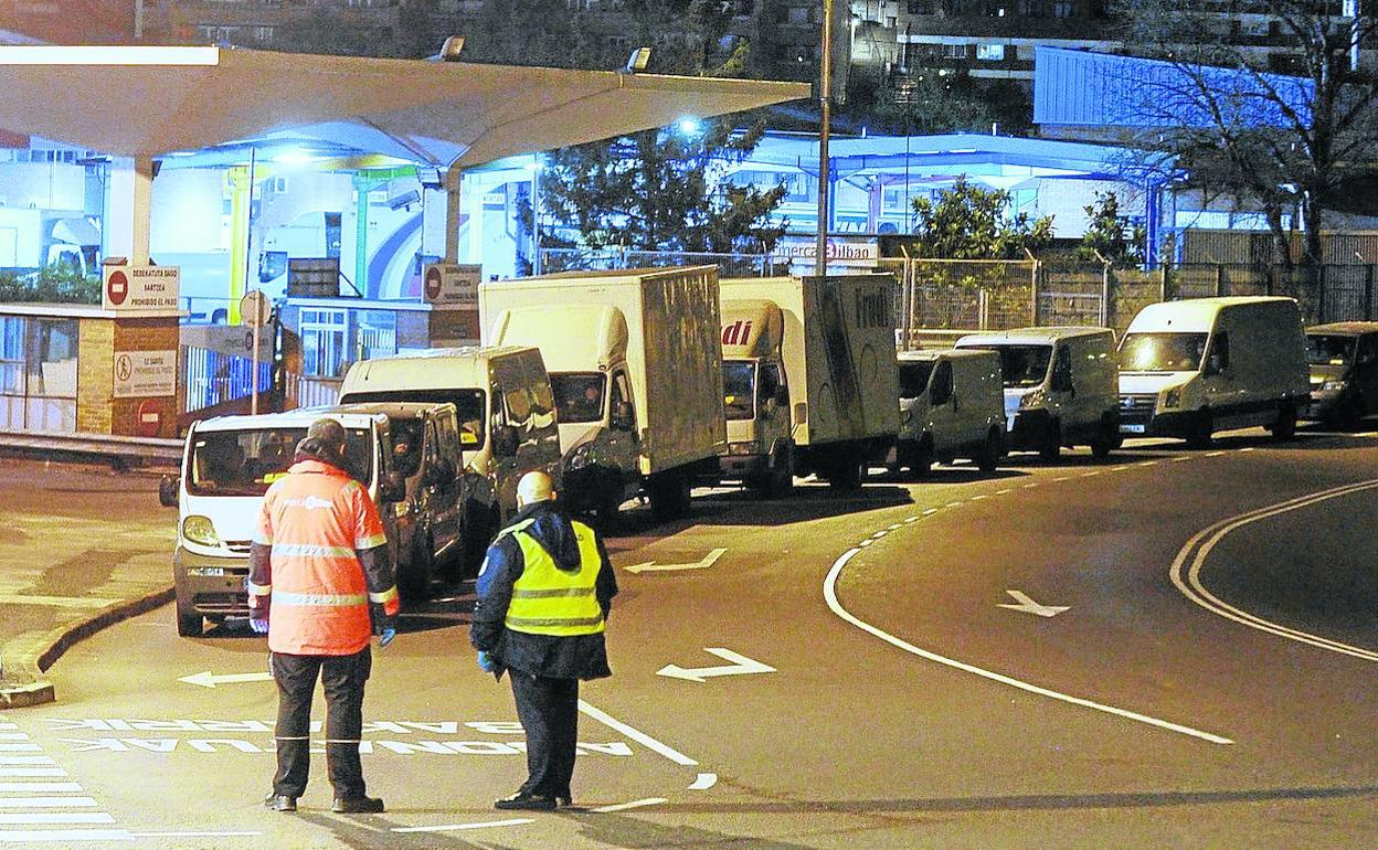 Largas colas de comerciantes con sus furgonetas se amontonan en los accesos a Mercabilbao desde las 4.30 horas.