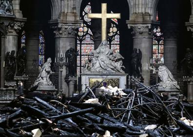 Imagen secundaria 1 - La techumbre en llamas; los restos del techo en el crucero del templo; y las celebraciones con casco de la Semana Santa.