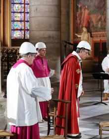 Imagen secundaria 2 - La techumbre en llamas; los restos del techo en el crucero del templo; y las celebraciones con casco de la Semana Santa.