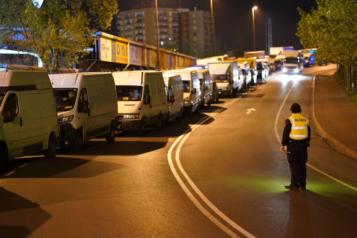 Colas en Mercabilbao a primera hora de la mañana.