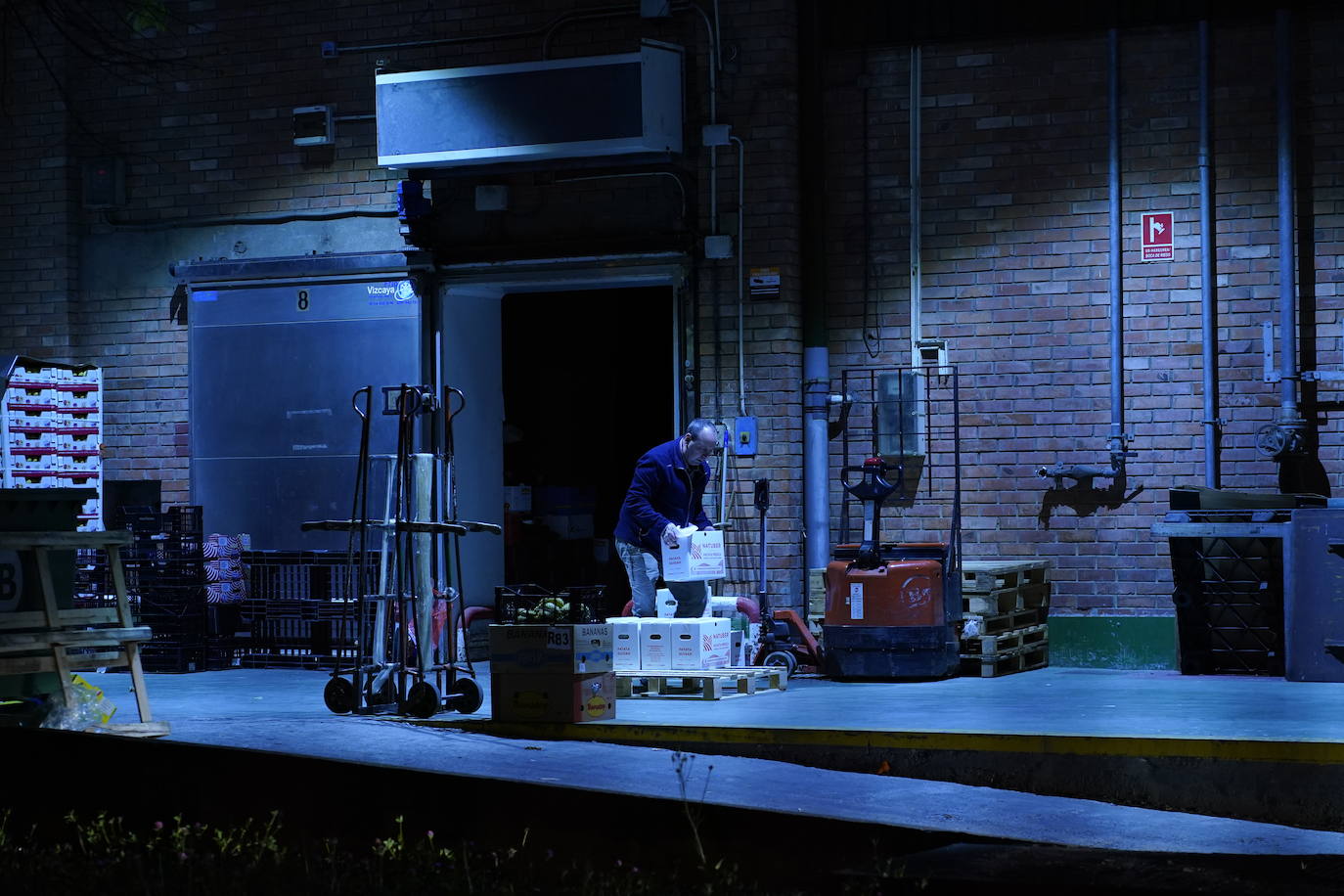 Un trabajor de Mercabilbao prepara la mercancía esta madrugada. 