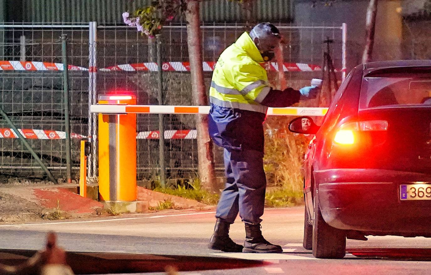 Controles de temperatura esta mañana a los trabajadores de Sidenor (Basauri) al acceder a la fábrica.
