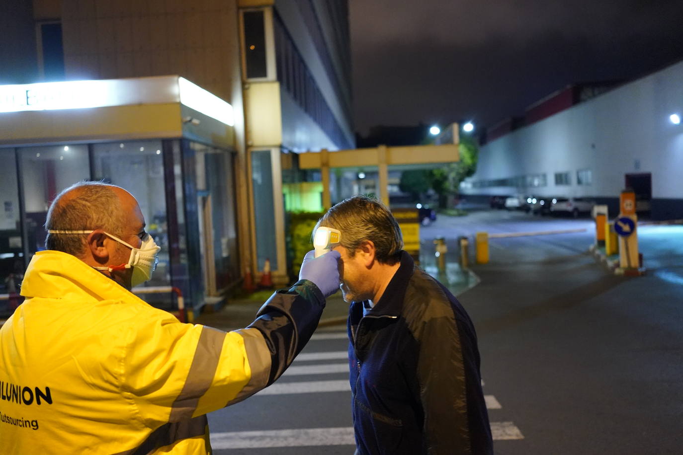 Controles de temperatura esta mañana a los trabajadores de Sidenor (Basauri) al acceder a la fábrica.