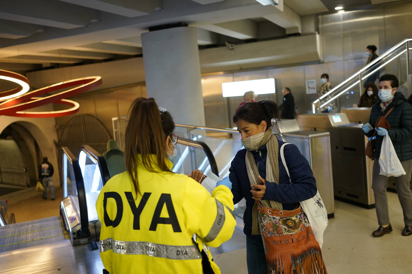 Reparto de mascarillas esta mañana en la estación de San Nicolás.