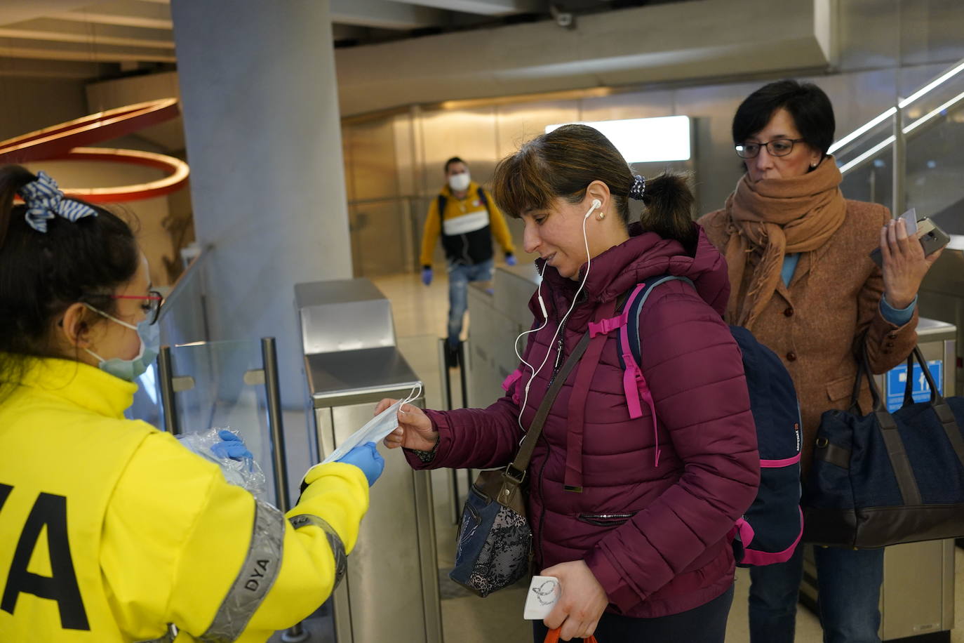 Reparto de mascarillas esta mañana en la estación de San Nicolás.