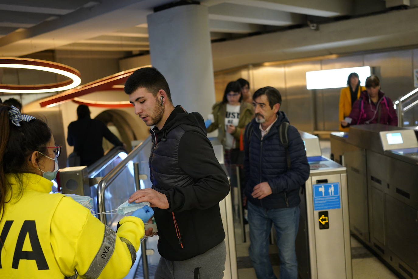 Reparto de mascarillas esta mañana en la estación de San Nicolás.