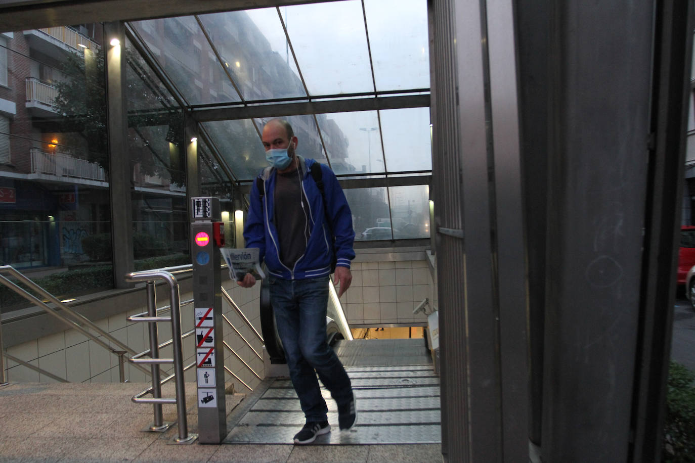 Un hombre con mascarilla en la estación de La Arenas.