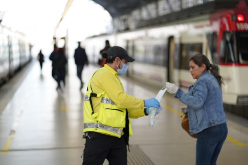 Reparto de mascarillas en la estación de cercanías de Abando.