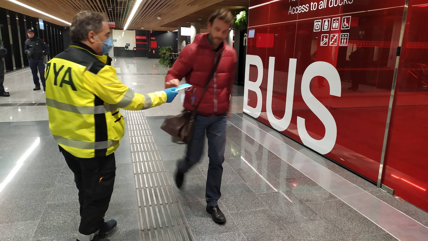 Un voluntario de la DYA reparte mascarillas esta mañana en Termibus.