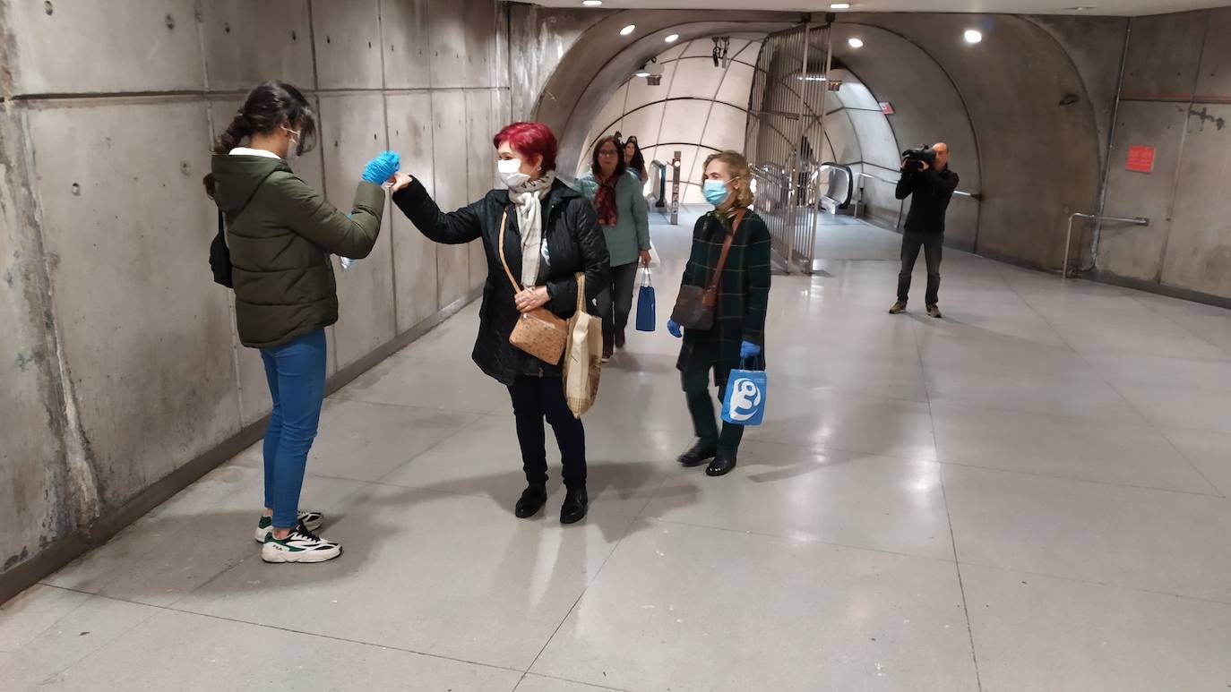 Una joven voluntaria de la DYA reparte mascarillas esta mañana en Termibus.