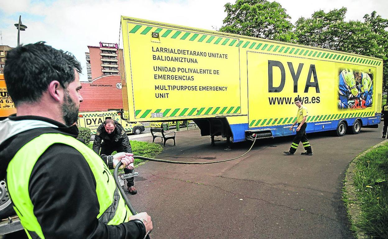 Tareas de instalación del tráiler en el parque Europa de Bilbao.