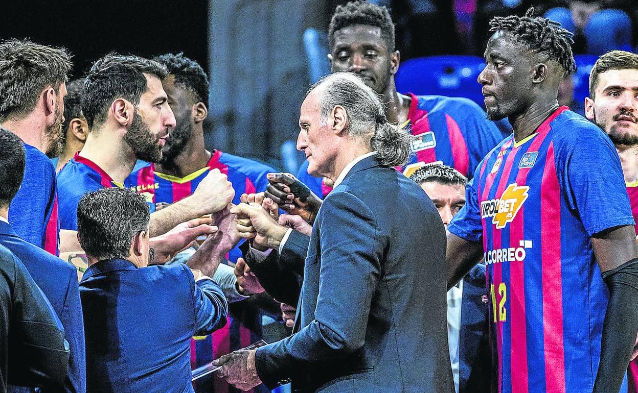 Dusko Ivanovic imparte las últimas instrucciones antes del inicio del duelo liguero contra el Obradoiro disputado en el Buesa Arena. 
