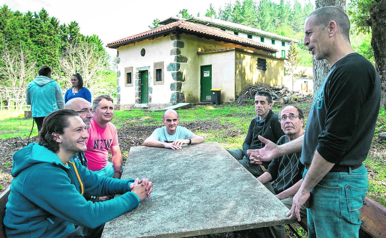 Parte del grupo charla durante un descanso en el exterior del Centro Residencial de Tratamiento de Kortezubi.