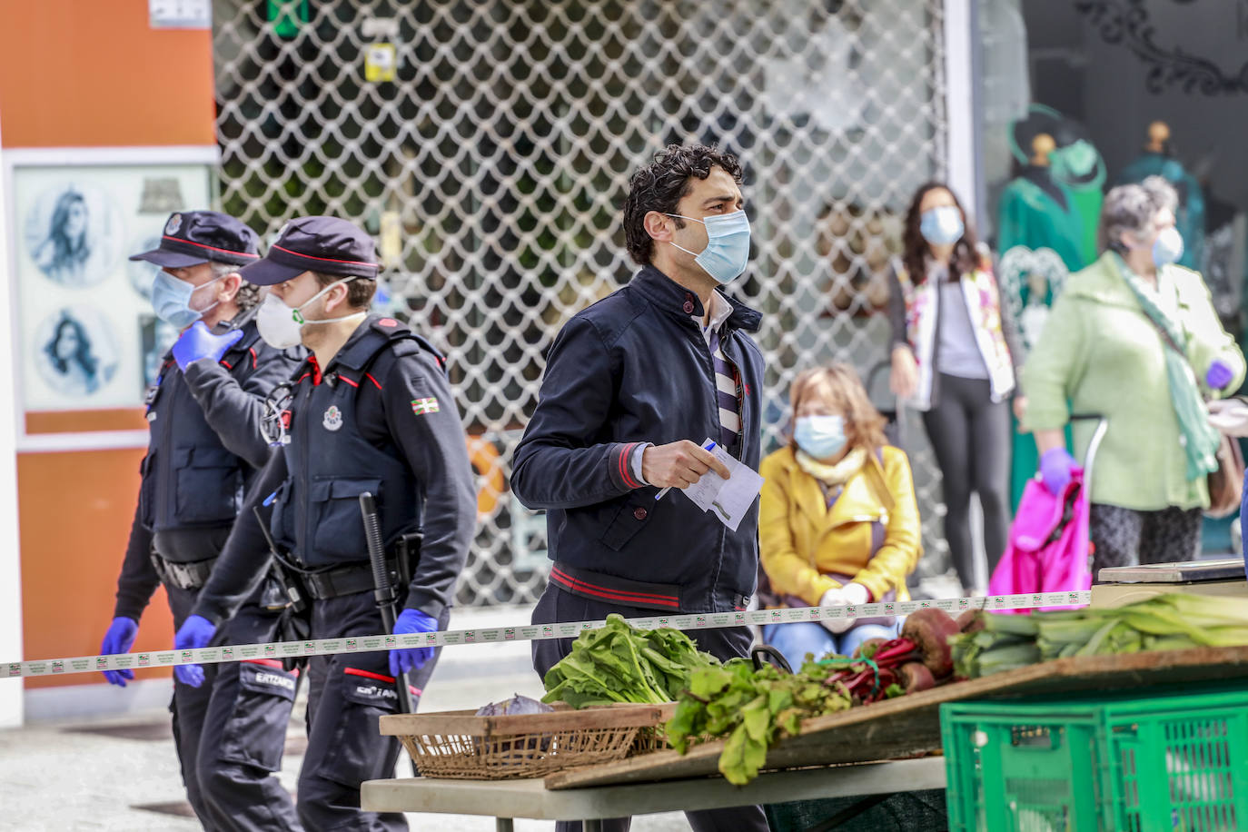 Fotos: Largas colas en el mercado de productores de Santa Bárbara