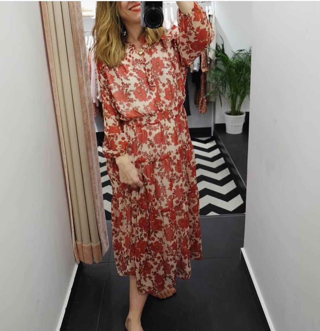 Vestido midi con estampado floral en color teja y manga larga. Disponible en la tienda LaSuite Bilbao, ubicada en la calle del Doctor Achúcarro (89 euros).