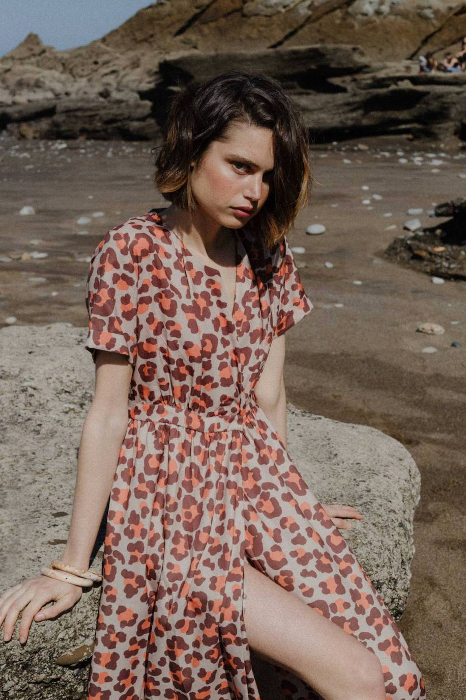 Vestido cruzado con estampado 'animal print', un diseño de la firma bilbaína Triana ByC. Disponible en su tienda en la calle Rodríguez Arias (180 euros).