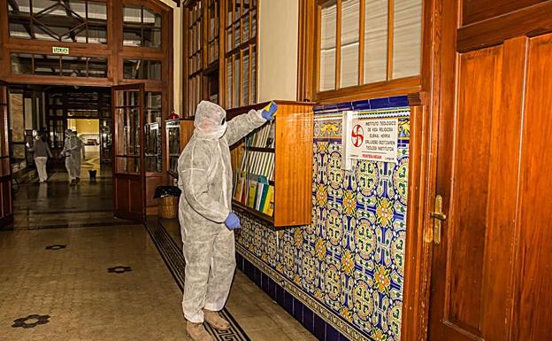 Militares desinfectan el interior del Seminario Diocesano de Vitoria.