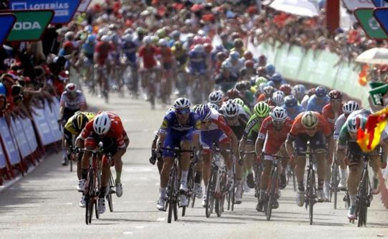 Imagen de archivo de un final de etapa al sprint en la Vuelta.