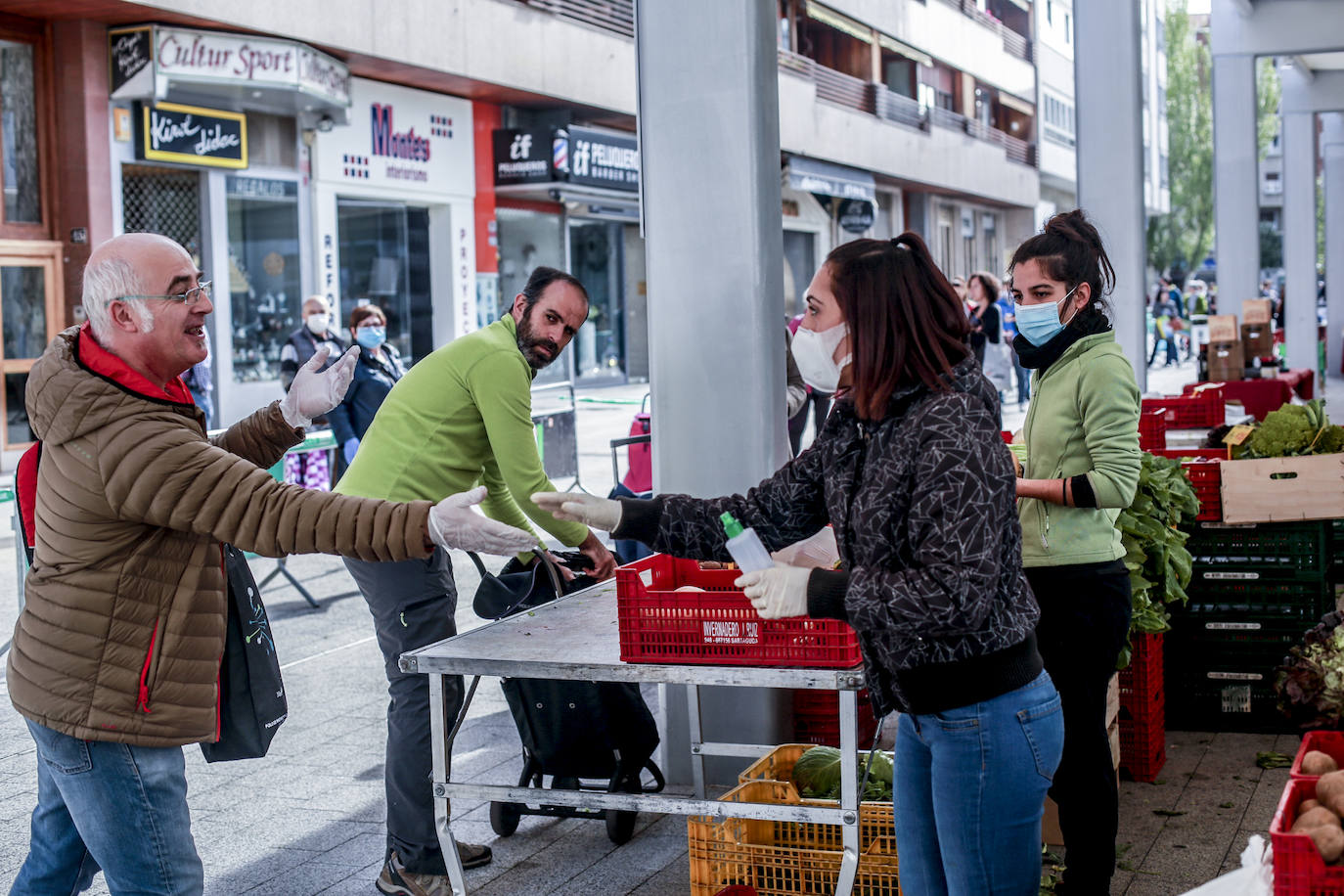 Fotos: El orden regresa a los puestos del mercado de Santa Bárbara en Vitoria