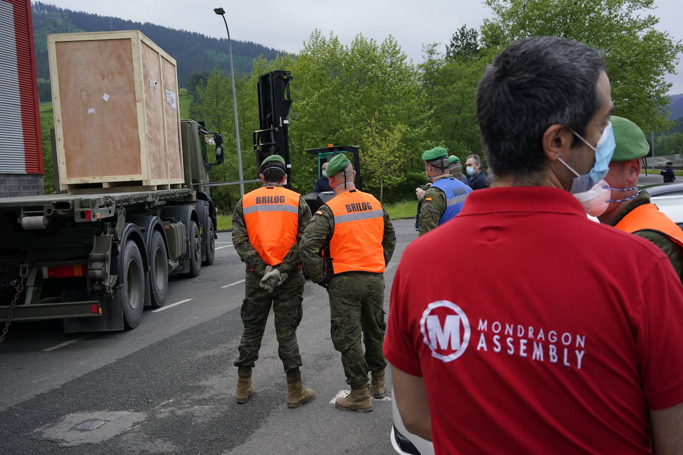 Fotos: El Ejército lleva a Etxebarria tres máquinas para hacer mascarillas