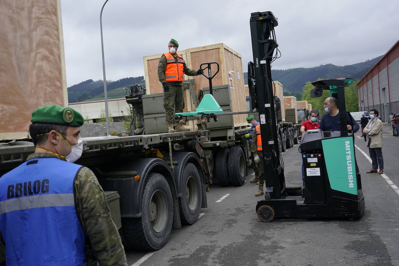 Fotos: El Ejército lleva a Etxebarria tres máquinas para hacer mascarillas