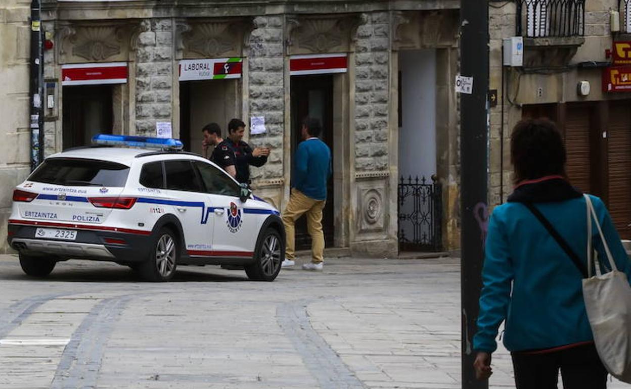 Ertzainas en una actuación anterior en Salvatierra. 