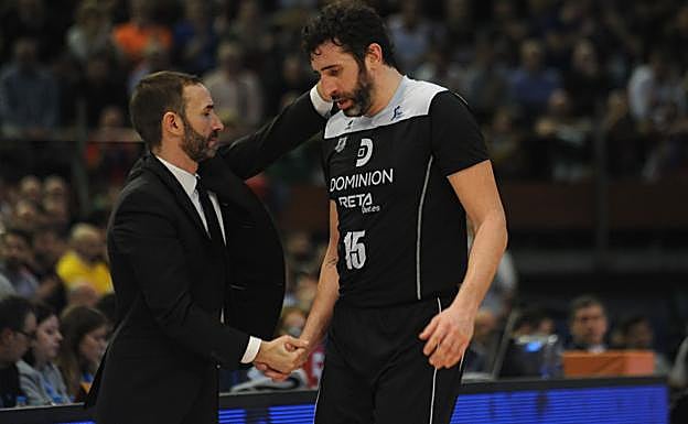 Sito Alonso felicita a Mumbrú cuando era entrenador del Bilbao Basket. 