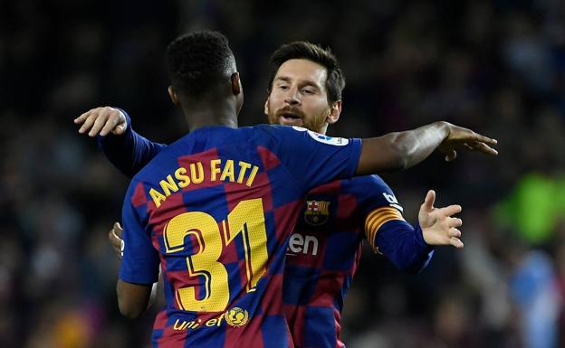 Ansu Fati y Messi celebran un gol. 